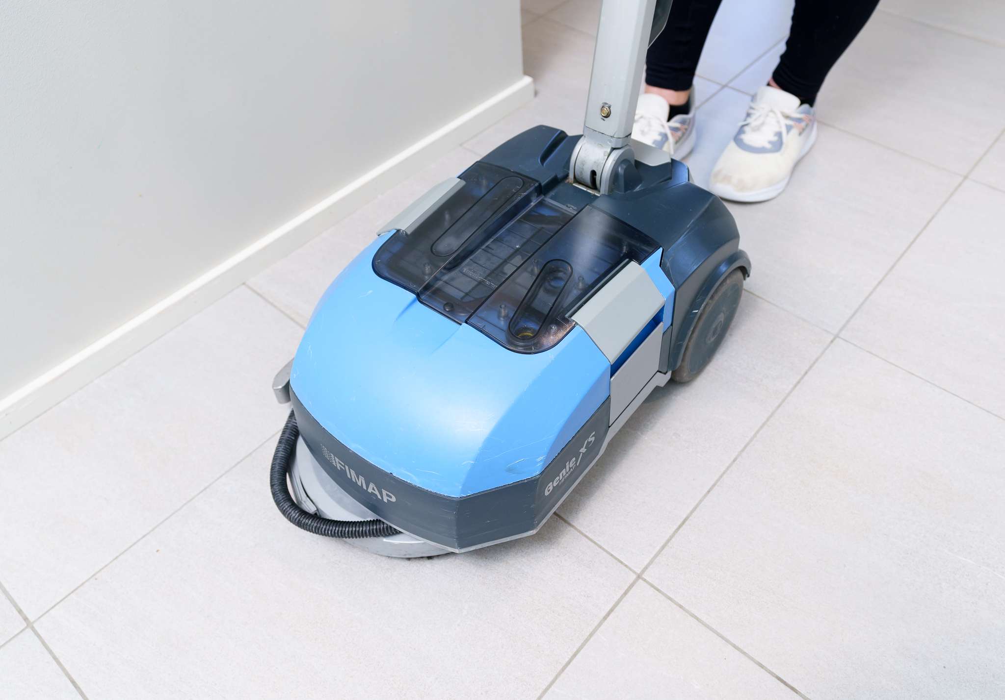 Lattian pesu koneella